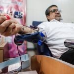AME607. ASUNCIÓN (PARAGUAY), 10/01/2020.- Un voluntario dona sangre este viernes en el Centro Nacional de Servicios de Sangre (CENSSA) en Asunción (Paraguay), para concientizar a la ciudadanía ante la gran reducción de las donaciones a nivel nacional. EFE/Nathalia Aguilar