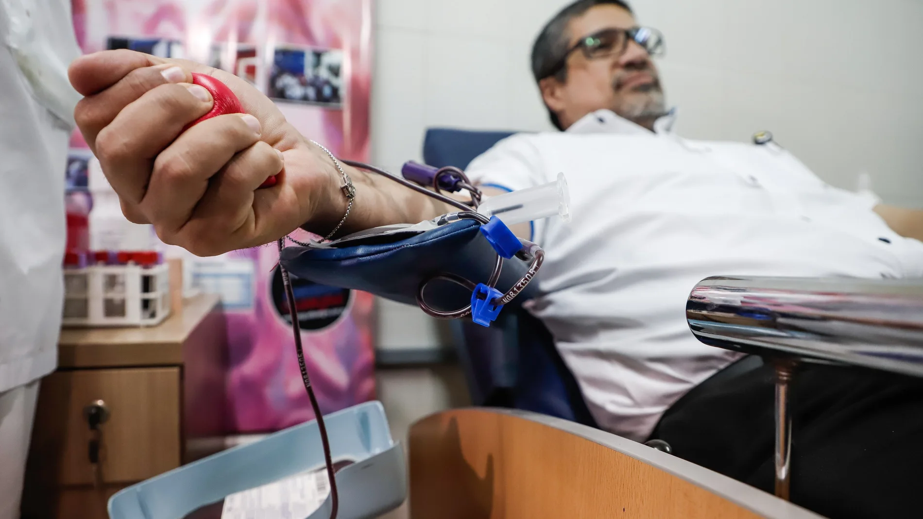 AME607. ASUNCIÓN (PARAGUAY), 10/01/2020.- Un voluntario dona sangre este viernes en el Centro Nacional de Servicios de Sangre (CENSSA) en Asunción (Paraguay), para concientizar a la ciudadanía ante la gran reducción de las donaciones a nivel nacional. EFE/Nathalia Aguilar