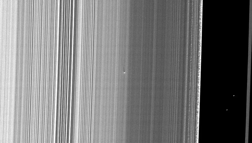 El satélite S/2009 S 1 proyectando su sombra sobre los anillos de Saturno.