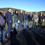 El consejero de Cultura y Turismo, Javier Ortega, junto a los alcaldes de Las Médulas (León) y representantes del Consejo Comarcal del Bierzo durante su reunión en Carucedo (León)