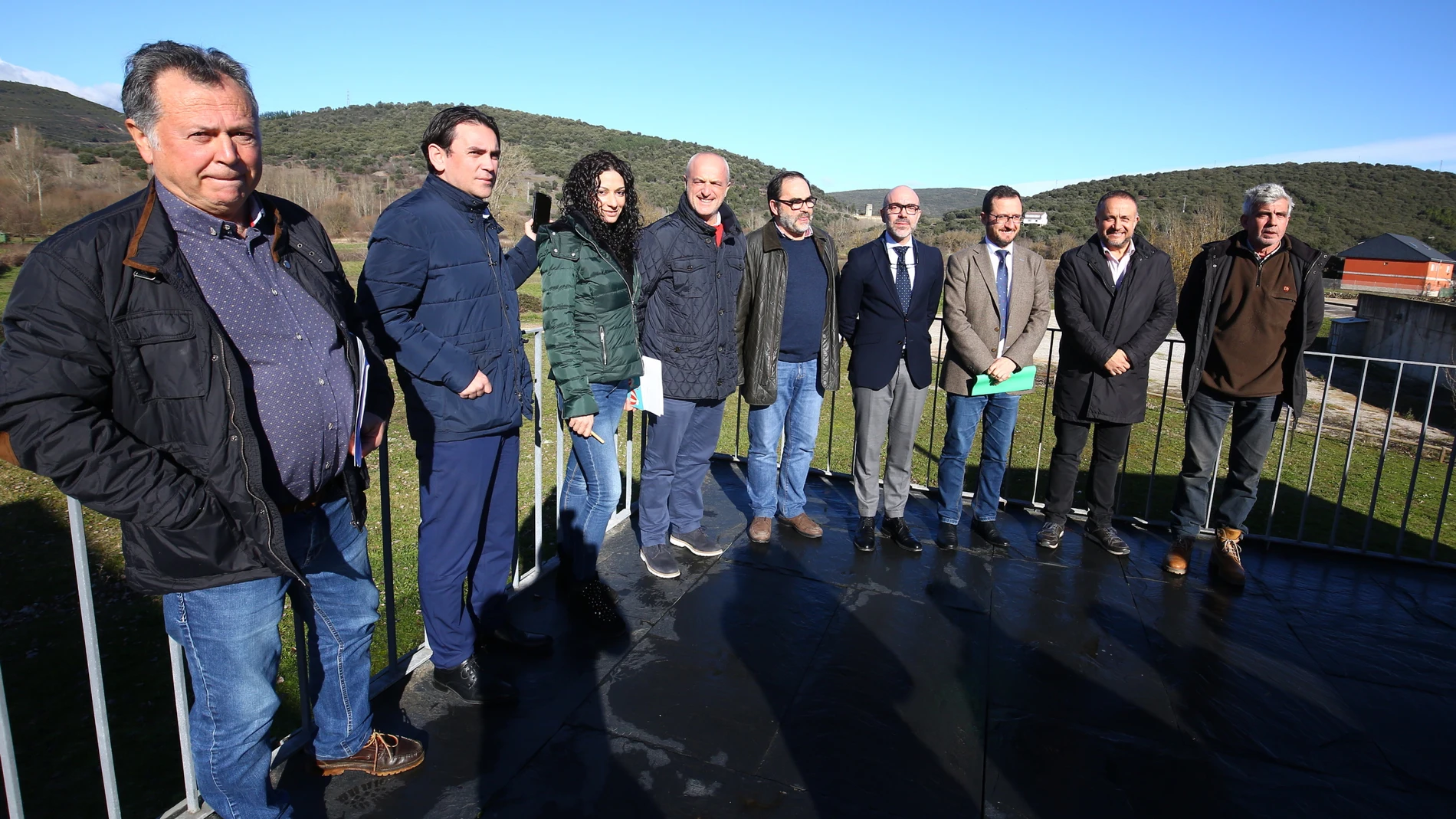 El consejero de Cultura y Turismo, Javier Ortega, junto a los alcaldes de Las Médulas (León) y representantes del Consejo Comarcal del Bierzo durante su reunión en Carucedo (León)