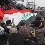 Miles de manifestantes iraquíes protestan contra Estados Unidos e Irán en una céntrica plaza de Bagdad