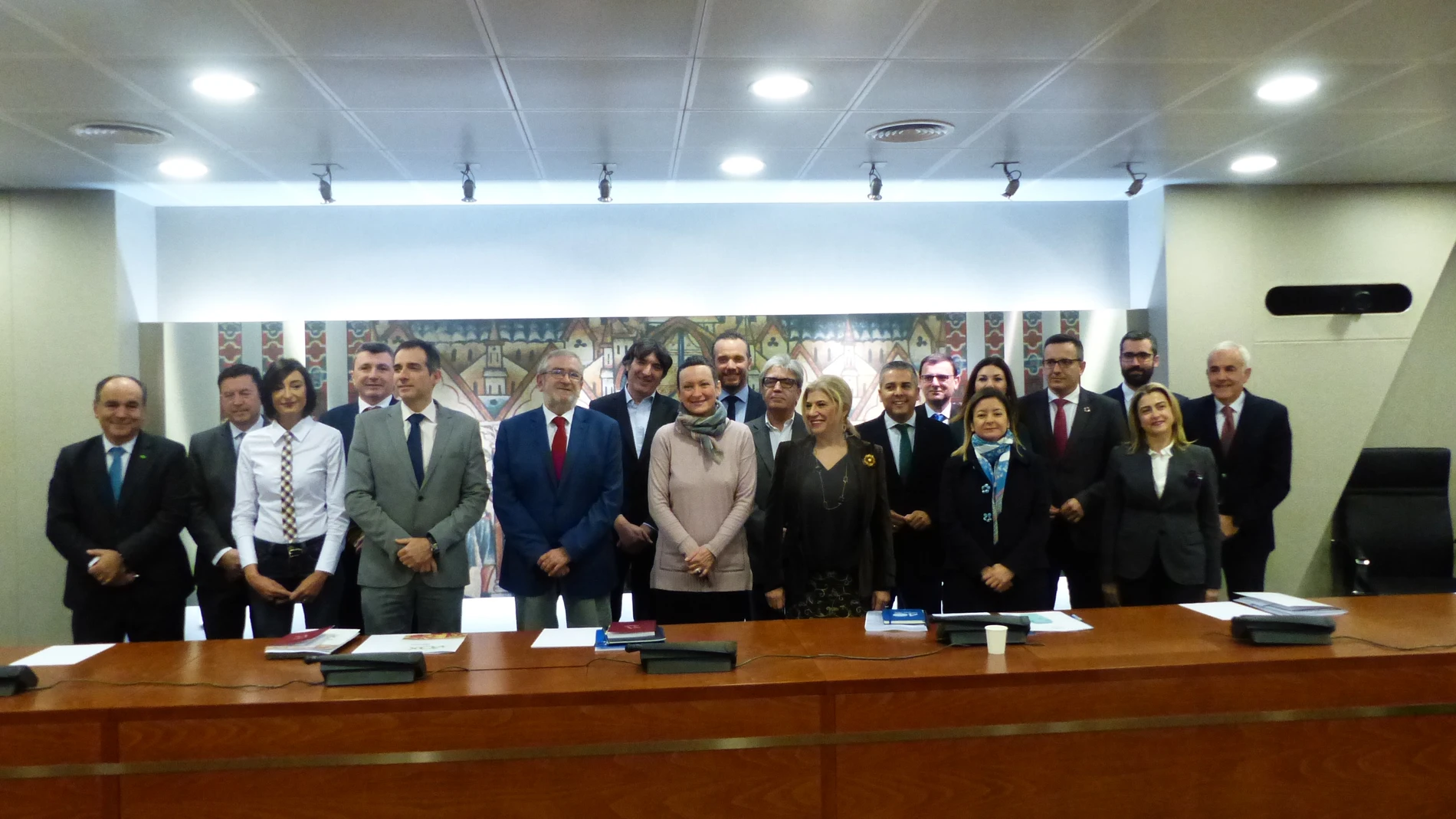 Los líderes parlamentarios en la Asamblea Regional, junto al presidente de la Cámara, Alberto Castillo (c)