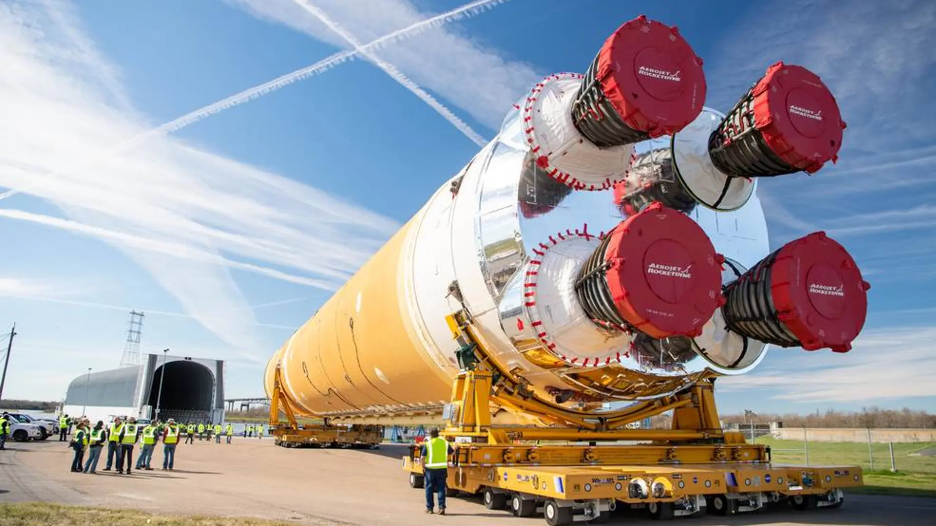 La primera etapa del cohete Artemis es guiada hacia la barcaza Pegasus de la NASA el 8 de enero