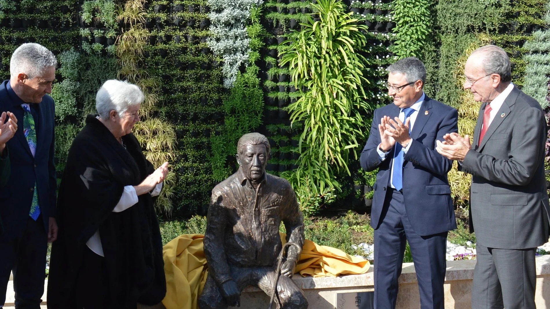 Rincón de la Victoria rinde homenaje a Manuel Alcántara con una escultura y un mural de cerámica