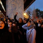 Los iraníes protestan para mostrar su apoyo a las víctimas del avión de Ukraine International Airlines, ayer, en Teherán