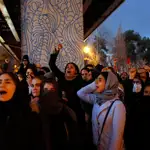 Los iraníes protestan para mostrar su apoyo a las víctimas del avión de Ukraine International Airlines, ayer, en Teherán