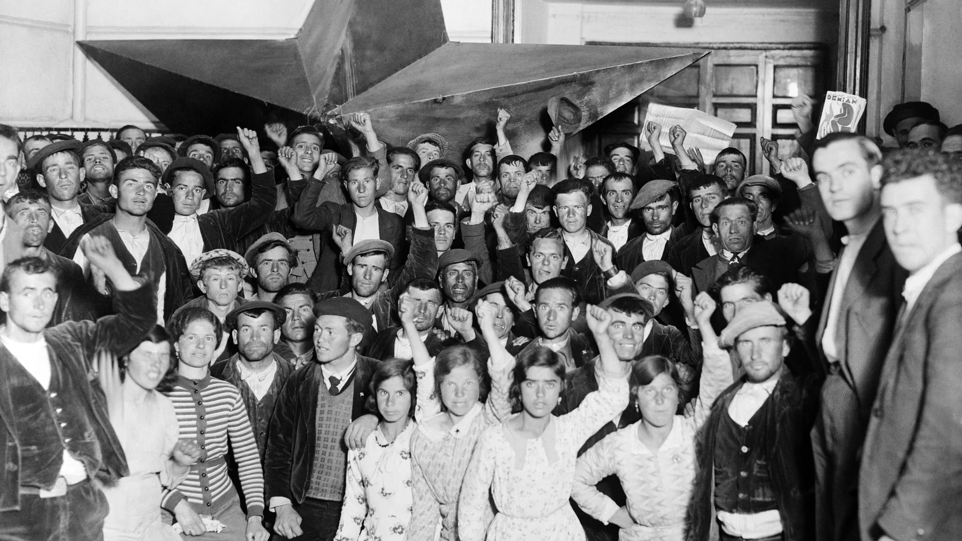 Simpatizantes del Frente Popular posan puño en alto junto a una enorme estrella de cinco puntas en una imagen tomada en mayo de 1936