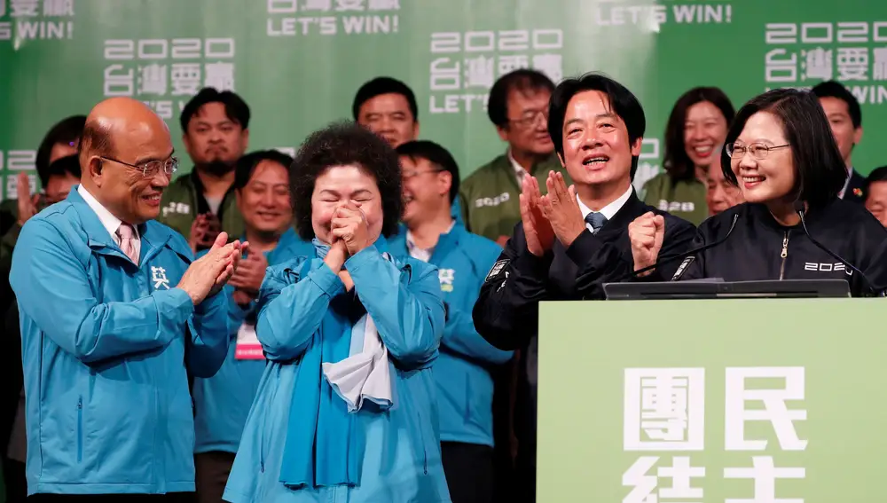 Su Tseng-chang, Chen Chu, William Lai, y la presidenta Tsai Ing-Wen celebran su victoria en Taipéi