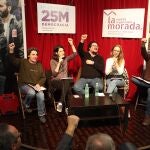 La portavoz de Podemos en la Asamblea de Madrid, Isa Serra (2i), y los diputados del grupo parlamentario Beatriz Jimeno (i), Jacinto Morano (c), Carolina Alonas (2d) y Javier Cañadas mantienen un encuentro con ciudadanos