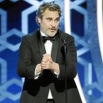 Joaquin Phoenix, con el esmoquin que no se quitará en toda la temporada