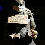 Una de las esculturas con los carteles-protesta