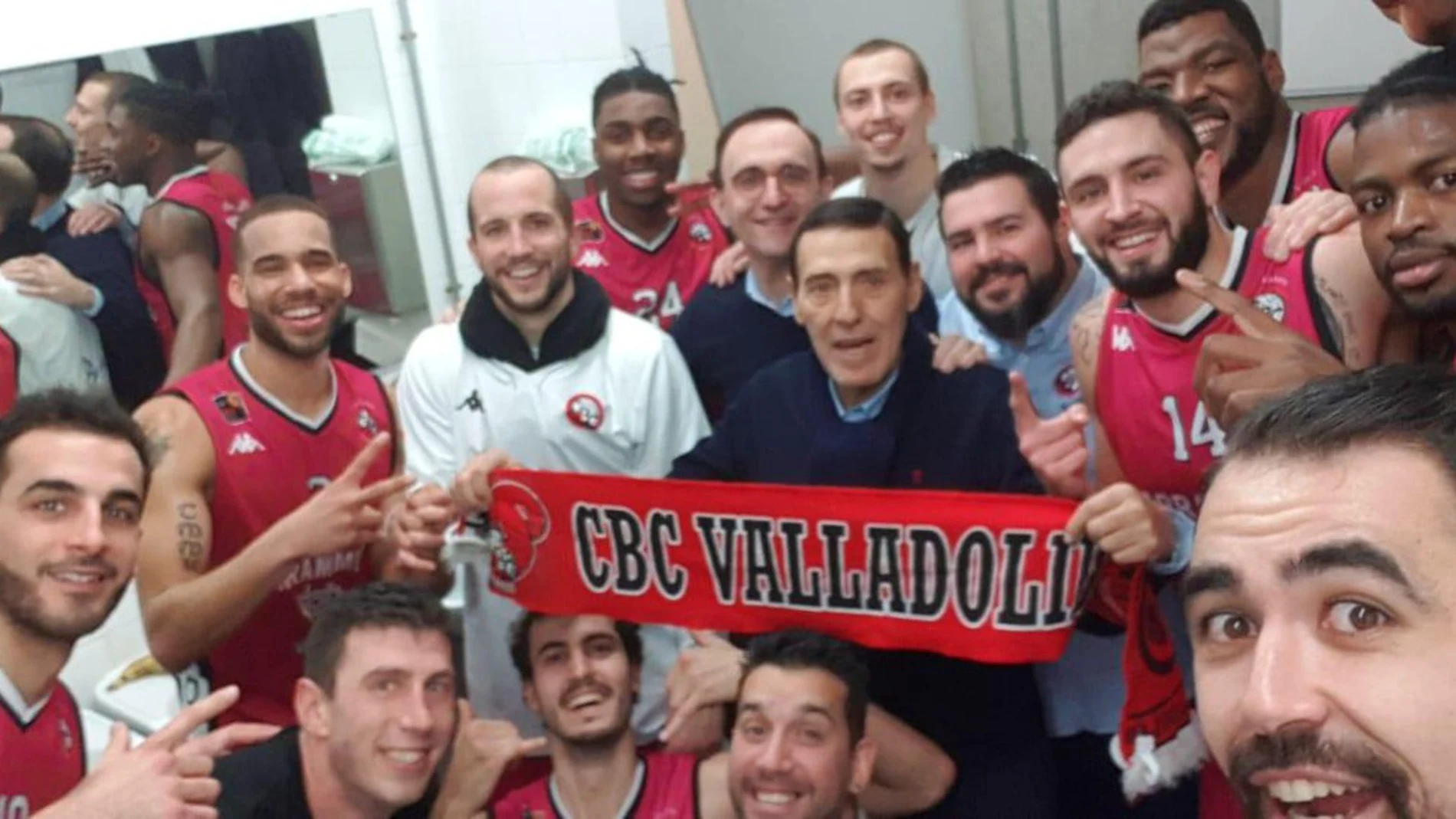 La plantilla del Carramimbre Valladolid celebre su campeonato en la primera vuelta de la LEB Oro, con catorce victorias