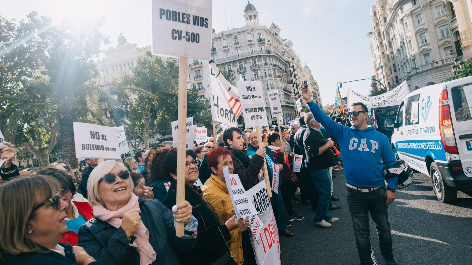 Manifestación con tratores en Valencia contra la reconversión de la autovía de El Saler
