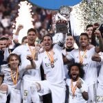 El equipo del Real Madrid celebra la victoria de la Supercopa de España en Arabia Saudi
