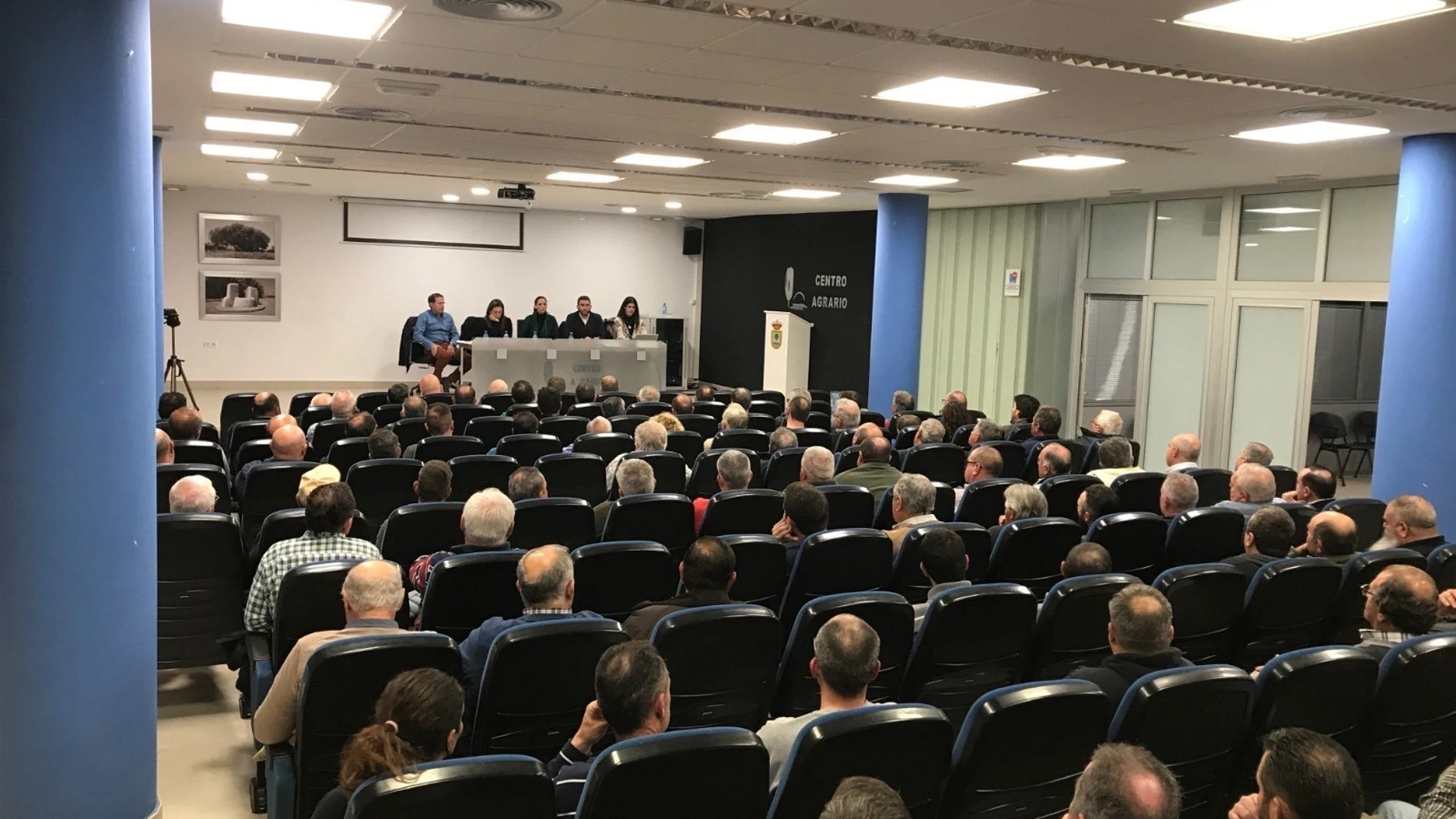 Imagen de la reunión mantenida con ganaderos y agricultores del campo de Cartagena