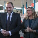 El titular de Transporte, José Luis Ábalos, y la consejera de Fomento de la Junta de Andalucía, Marifran Carazo, en una imagen de archivo