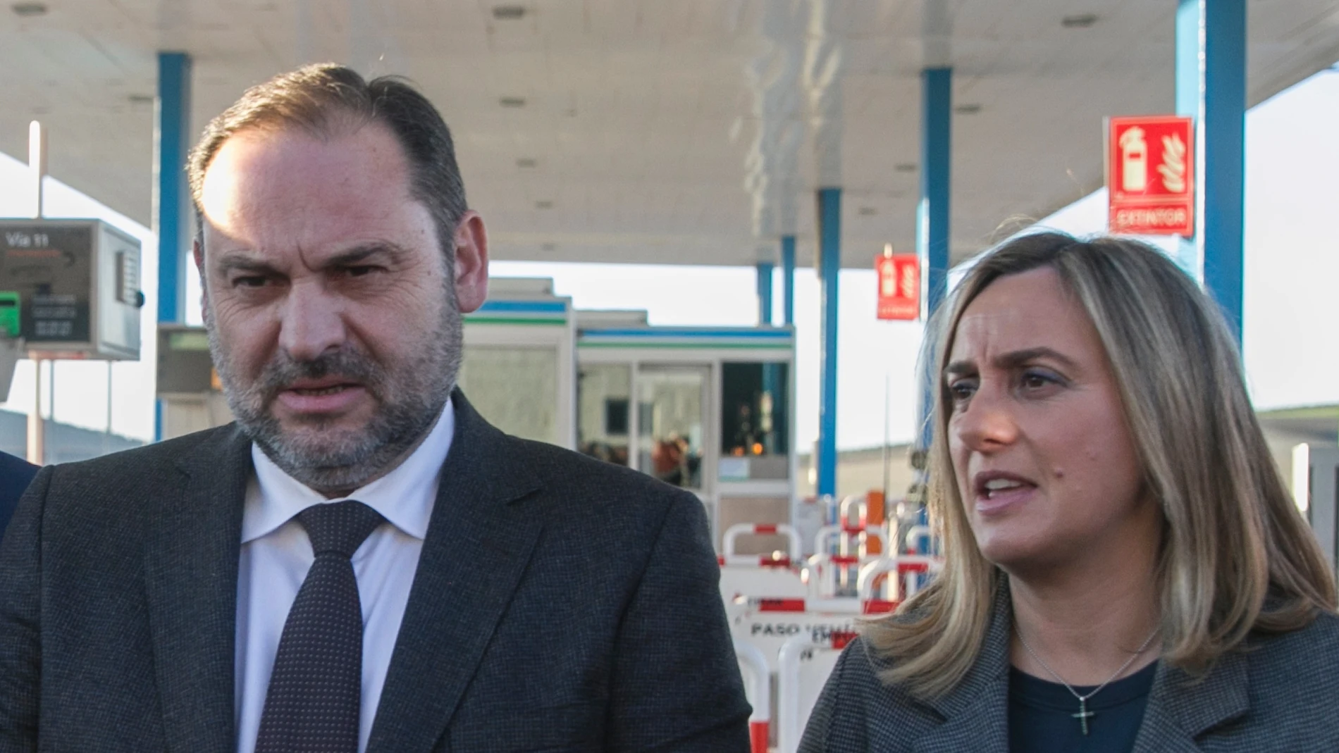 El titular de Transporte, José Luis Ábalos, y la consejera de Fomento de la Junta de Andalucía, Marifran Carazo, en una imagen de archivo