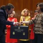 -FOTODELDIA- GRAF1433. MADRID, 13/01/2020.- El nuevo Vicepresidente de Derechos Sociales y Agenda 2030, Pablo Iglesias (i) recibe su cartera de la vicepresidenta primera y ministra de Presidencia y Relaciones con las Cortes, Carmen Calvo (d) durante la toma de posesión en un acto celebrado en la sede del Ministerio de Sanidad, Consumo y Bienestar Social en Madrid este lunes 13 de enero de 2020. EFE/Paco Campos