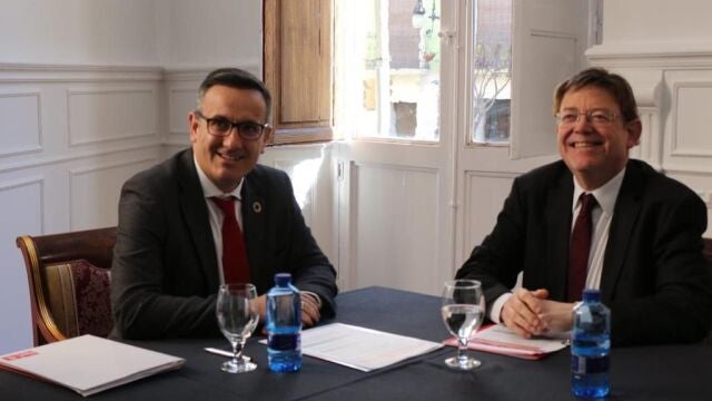Los líderes del PSRM, Diego Conesa, y del PSPV, Ximo Puig, hoy en un encuentro en el Casino del municipio alicantino de Orihuela