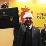 El nuevo ministro de Universidades, Manuel Castells recibe su cartera durante durante la toma de posesión de su cargo en el ministerio de Ciencia, Innovación y Universidades