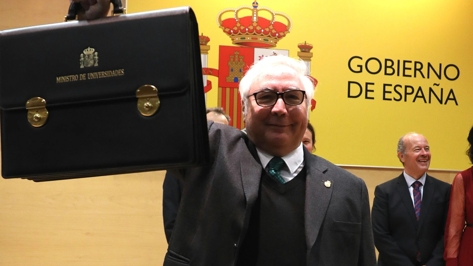 El nuevo ministro de Universidades, Manuel Castells recibe su cartera durante durante la toma de posesión de su cargo en el ministerio de Ciencia, Innovación y Universidades