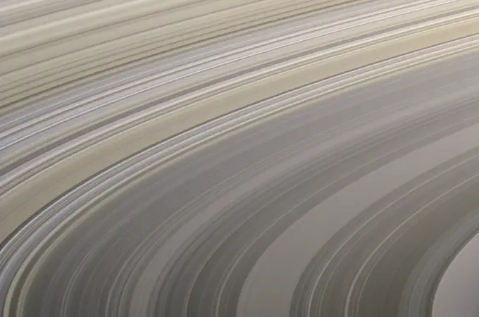 ¿Cómo mantiene Saturno la forma de sus anillos? El secreto de las Lunas Pastoras