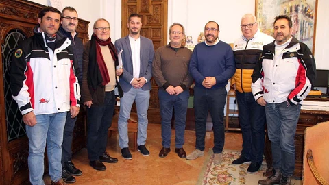 El alcalde de Zamora, Francisco Guarido, el presidente de la asociación Motauros, Juan Carlos Ruiz; el vicepresidente de la Asociación Motociclista Zamorana (AMZ), Quique González; el director de Comunicación de Caja Rural de Zamora, Narciso Prieto, y el presidente de la IGP Ternera de Aliste, Roberto Fuentes en la presentación de Motauros