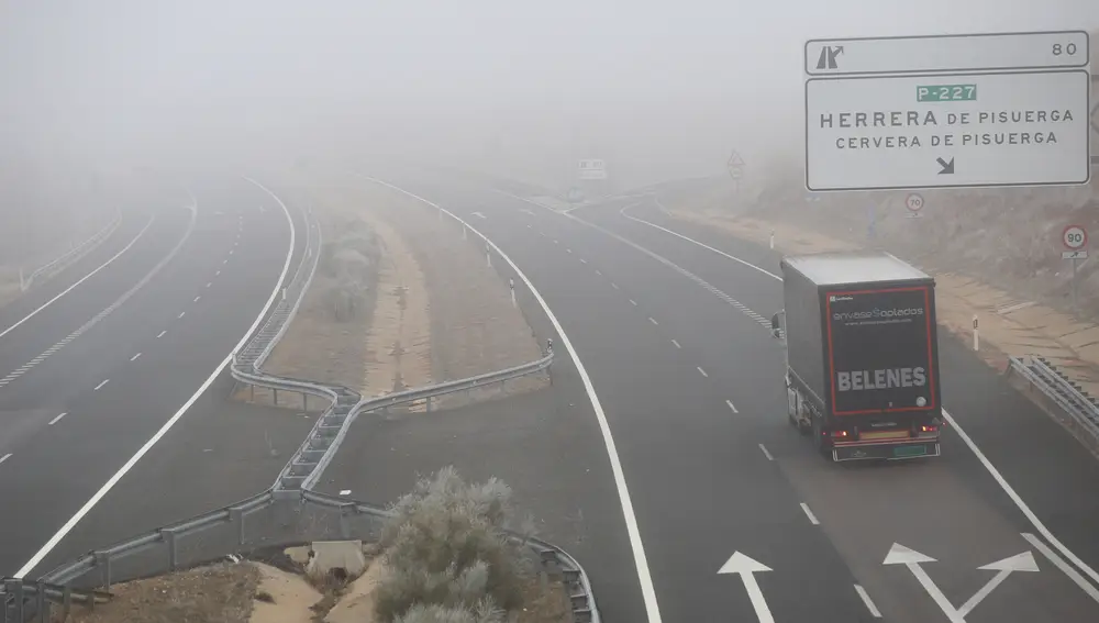 Niebla en la A67 (Palencia-Cantabria) a su paso por Herrera de Pisuerga