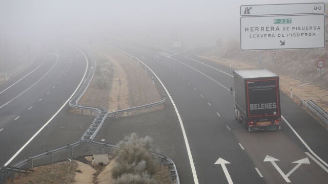 Niebla en una carretera de la provincia de Palencia