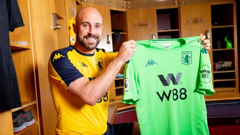 Pepe Reina posa con la camiseta de su nuevo club, el sexto