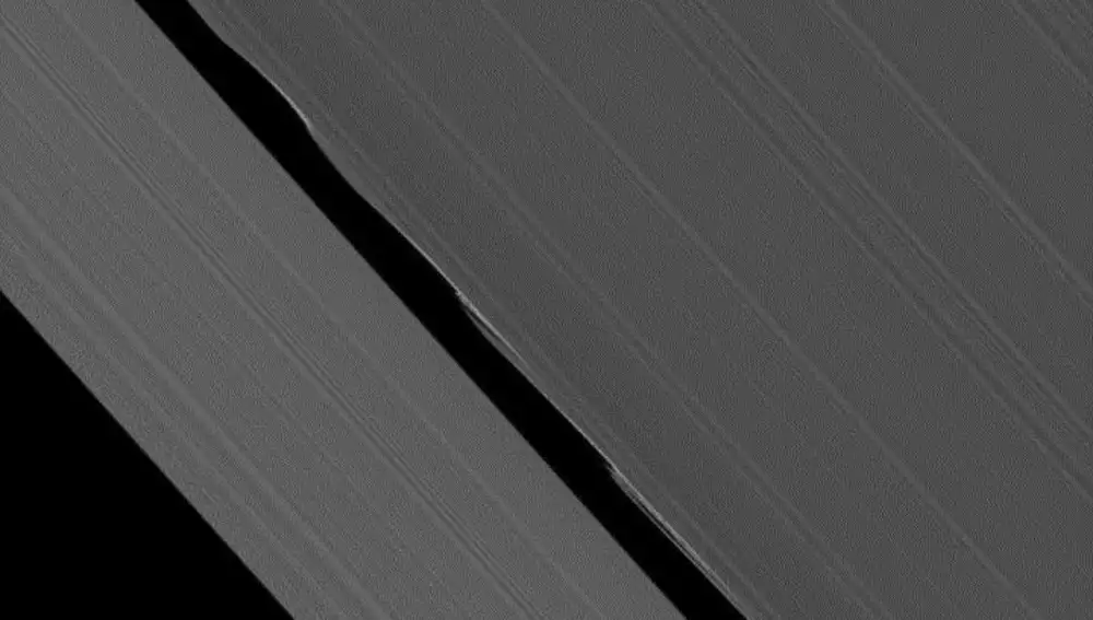 Fotografía de la sonda Cassini donde podemos ver cómo la luna pastora Dafne recorre la división de Keeler deformando su contorno.