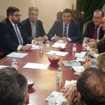 El alcalde Jesús Manuel Sánchez Cabrera y el presidente de la Diputación de Ávila, Carlos García, presiden la reunión de la Mesa del Ferrocarril