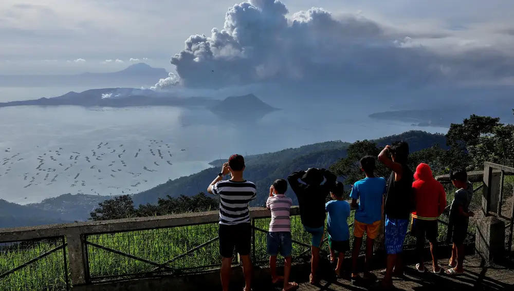 Algunos niños viendo los momentos previos a la erupción del volcán