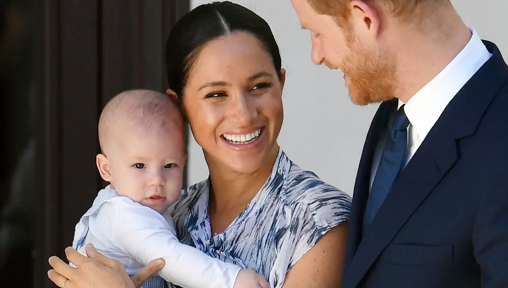 Cape Town (South Africa).- (FILE) - Britain's Prince Harry (R), Duke of Sussex and his wife Meghan, Duchess of Sussex, holding their son Archie, visit the Desmond & Leah Tutu Legacy Foundation in Cape Town, South Africa, 25 September 2019 (reissued 13 January 2020). Senior members of Britain's royal family met at Sandringham to discuss Prince Harry and Meghan, the Duke and Duchess of Sussex's future role after the couple have announced in a statement on 08 January 2020 that they will step back as 'senior' royal family members and work to become 'financially independent'. (Duque Duquesa Cambridge, Lanzamiento de disco, Sudáfrica, Reino Unido) EFE/EPA/TOBY MELVILLE / POOL *** Local Caption *** 55494091