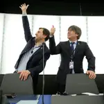 Puigdemont y Comin saludan desde sus escaños en el Parlamento Europeo.