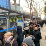 Cola para coger el bus sustitutivo de la Línea 4 de metro