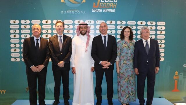 Díaz Ayuso acompañada, entre otros, por Luis Rubiales, Enrique Cerezo y Florentino Pérez, en la presentación de la final