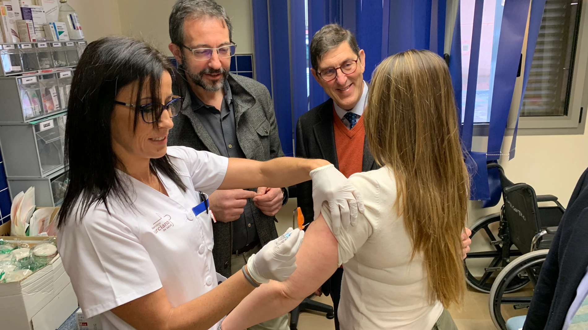 El consejero de Salud, Manuel Villegas, visitó hoy el centro de Salud Murcia centro San Juan con motivo de la puesta en marcha de las medidas para hacer frente a la gripe.