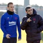 Valverde, con Arthur, en su última entrenamiento como técnico del Barcelona