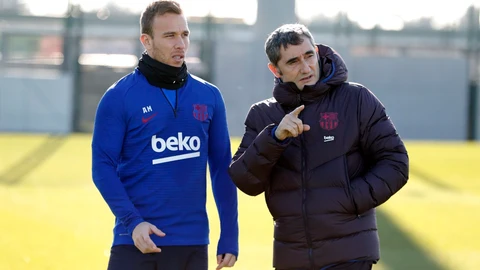 Valverde, con Arthur, en su última entrenamiento como técnico del Barcelona