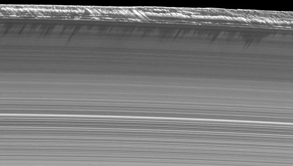 Fotografía de la sonda Cassini donde vemos el relieve exterior del anillo B de Saturno con un espesor que puede llegar a los dos kilómetros y medio.
