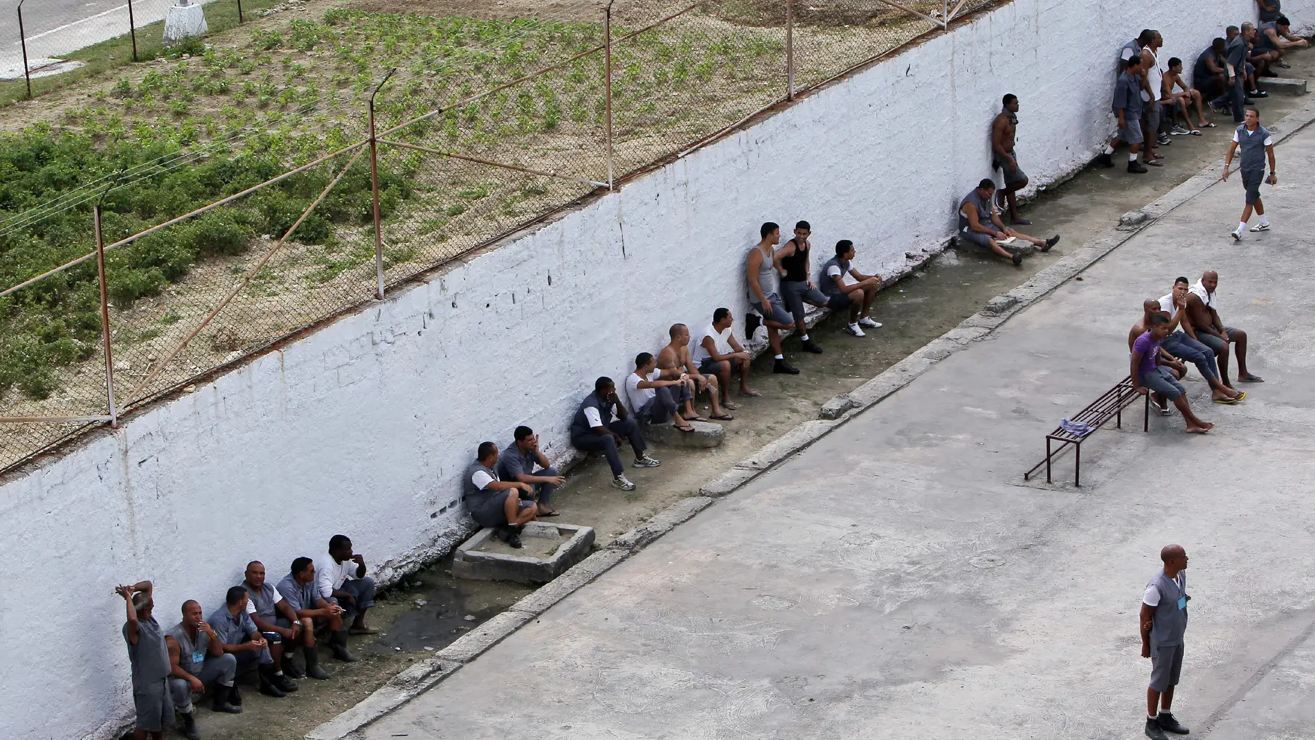 HAB03. LA HABANA (CUBA) 09/04/2013.- Un militar cubano abre la celda de tres reclusos, en la prisión Combinado del Este, en La Habana (Cuba) hoy, martes 9 de abril de 2013, durante una visita realizada por la prensa nacional y extranjera acreditada en a isla. EFE/Alejandro Ernesto