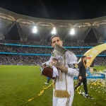 Sergio Ramos besa el trofeo