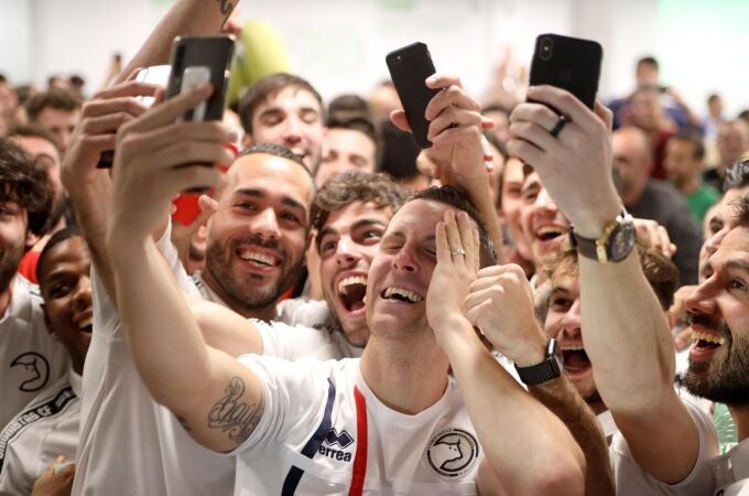 Los jugadores del Unionistas de Salamanca celebran que se enfrentarán al Real Madrid en los dieciseisavos de final de la Copa del Rey