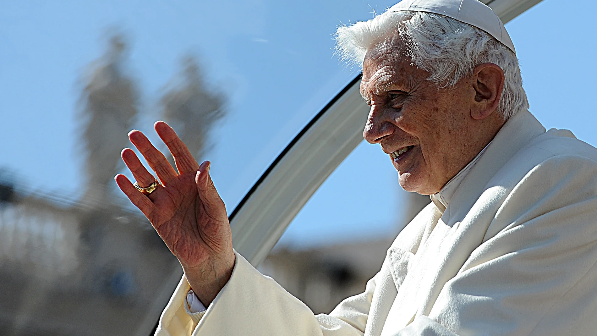 Retiran, a petición de Benedicto XVI, su nombre y su foto del libro que rechaza la ordenación de curas casados