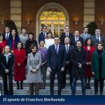 Pedro Sánchez posa junto a su Gobierno hoy en el Palacio de La Moncloa