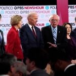 Los precandidatos demócratas a la Casa Blanca durante un debate en Los Ángeles en diciembre