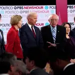 Los precandidatos demócratas a la Casa Blanca durante un debate en Los Ángeles en diciembre
