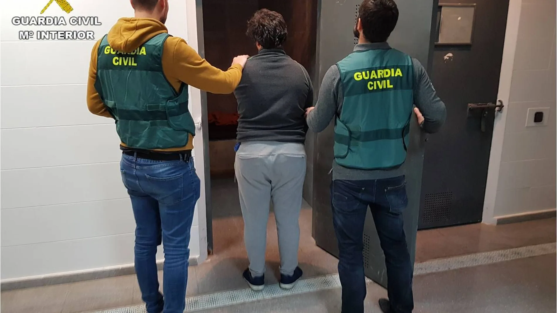 Imagen del detenido en el momento de ingresar en los calabozos hasta su pase a disposición judicial